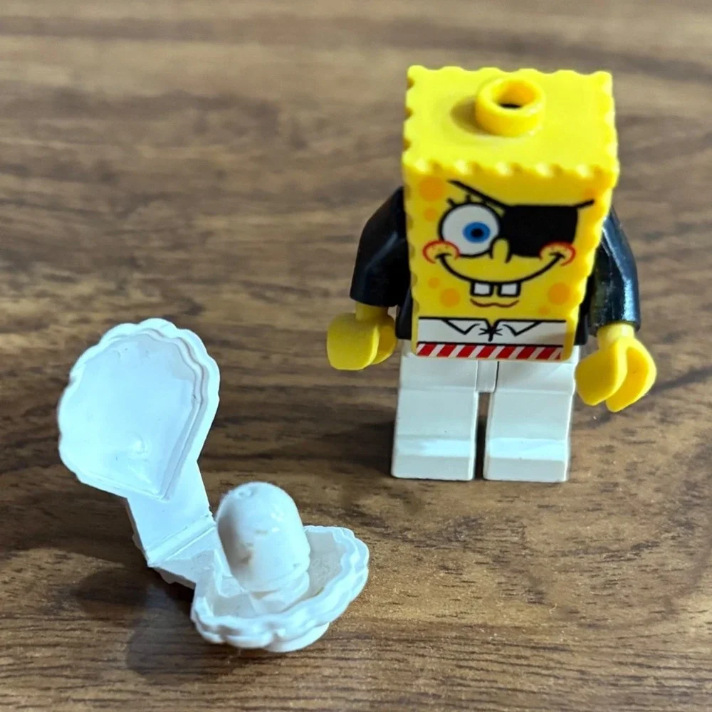 LEGO SpongeBob SquarePants Tuxedo Minifigure with Eye Patch bob010 and Clam